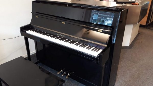 Yamaha M-108T Piano Zwart Hoogglans